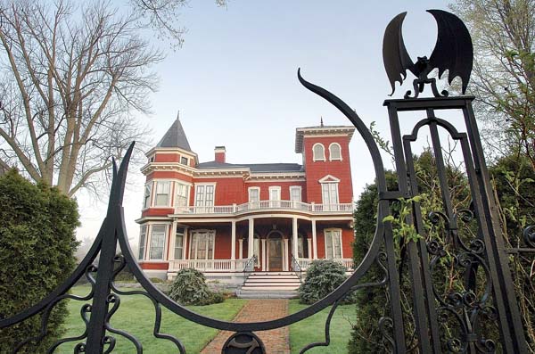 Stephen, Tabitha King plan changes to iconic Maine home